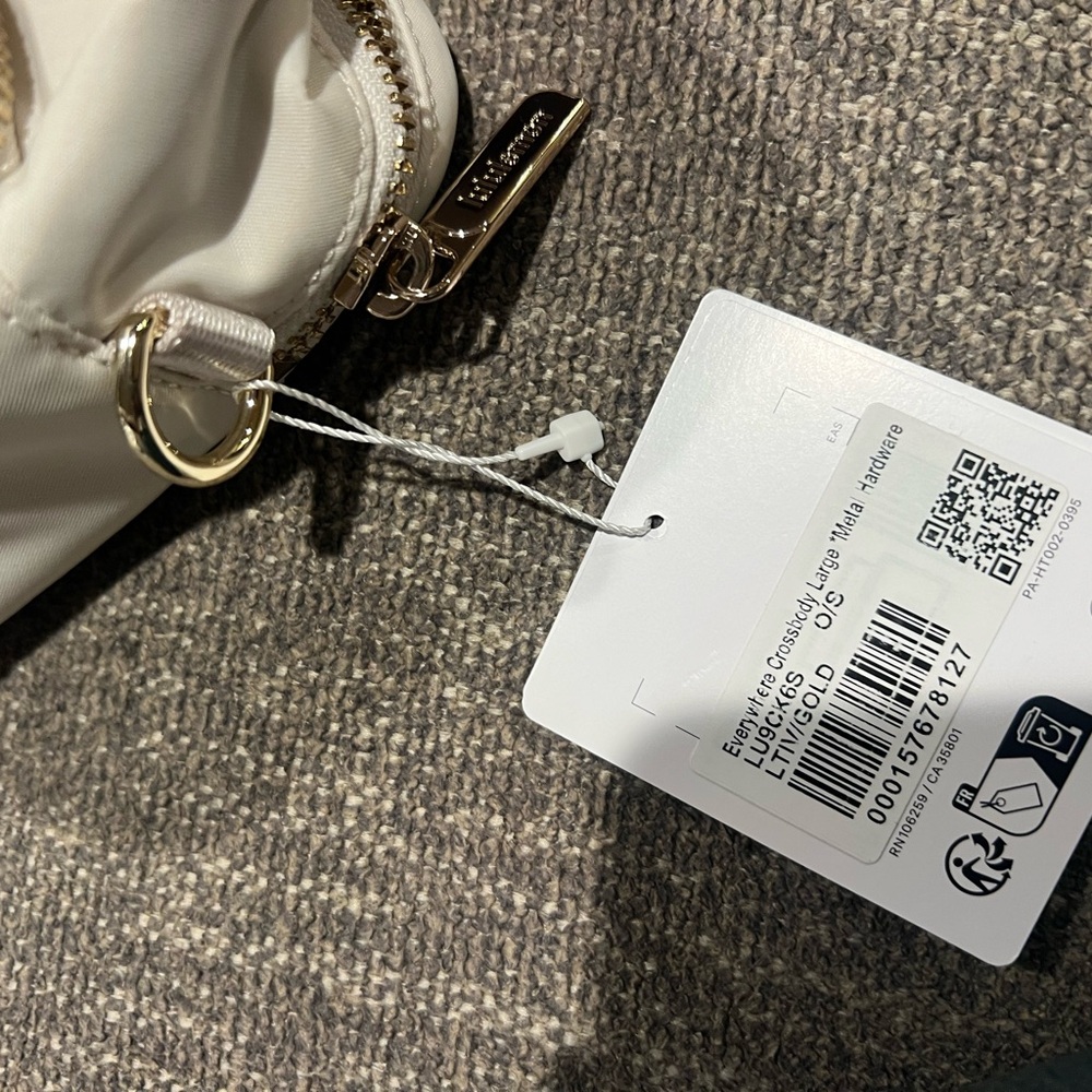 New with tag lululemon everywhere crossbody large metal hardware 3L ivory/ gold - Picture 4 of 5